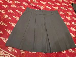 platted grey skirt