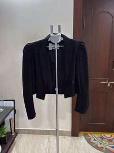 Chic Black Cropped Blazer