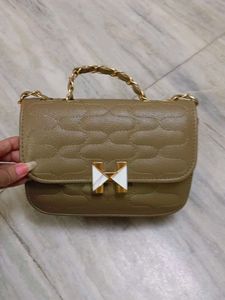 Chic Quilted Handbag with Gold Chain