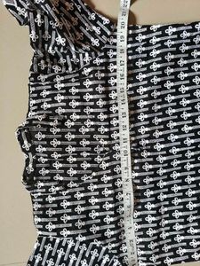 Chic Black &amp; White Embroidered Tunic