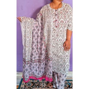 White Floral Kurta Set With Dupatta And Pant