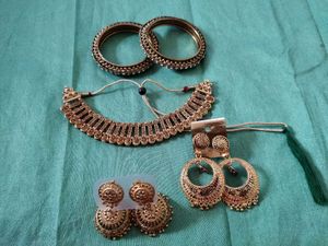 Elegant Gold-Tone Kundan Necklace