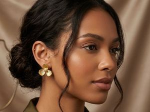 Gold Tone Flower Stud Earrings❤️