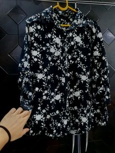 BLACK AND WHITE TOP(NO IRON REQUIRED)