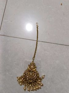 Elegant Gold-Tone Maang Tikka