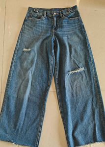 Stylish Wide-Leg Jeans with Ripped Detail