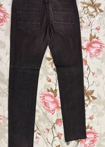 Black distressed jaens