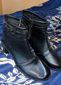 Stylish Black Ankle Boots with Chain Detail