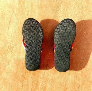 IT IS A COMBO OF NEW WOMEN'S FLIPFLOPS......