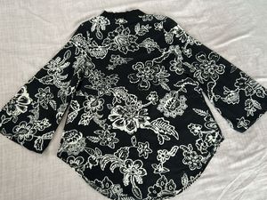 Chic Black &amp; White Floral Kimono Jacket