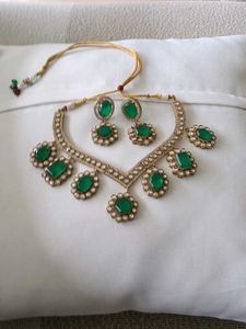 Stunning Emerald and Pearl Necklace Set