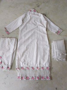 Elegant White Kurta Set with Floral Embroidery