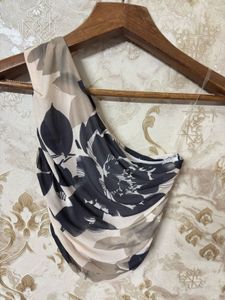 One shoulder cowl neck top🖤🩶