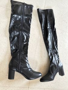 Flat n Heels Women Black Solid High Top SlouchyBoots