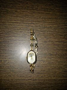 Elegant Women's Gold Watch working