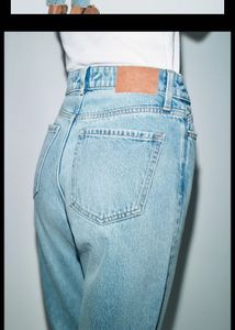 Light Wash High Rise Denim Jeans ( mom fit)