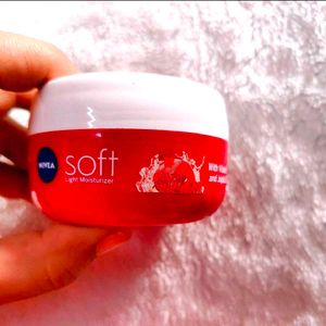 NIVEA Soft Light Moisturizer 100ml | Peppy Pomegra