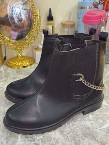 Chic Black Chelsea Boots with Chain Detail