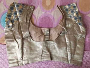 Elegant Grey Saree with Traditional Motifs