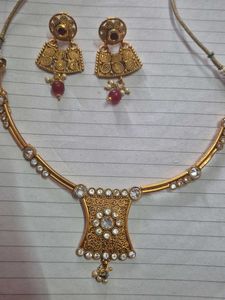 Exquisite Gold-Tone Necklace &amp; Earring Set