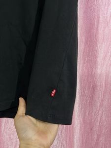Levi's Women's Black T-Shirt with Pink Logo