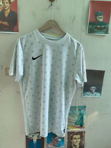 Nike White Pattern T-Shirt (T528)