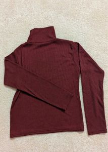 MAROON RIBBED TURTLENECK TOP.