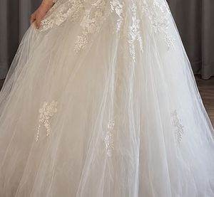 Elegant Off-Shoulder Lace Bridal Gown