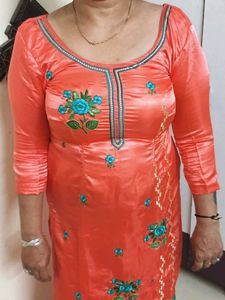 😍satin Beautiful Embroidered Kurta Set