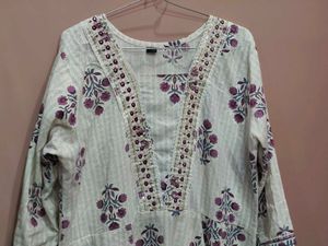 Elegant White &amp; Purple Floral Print kurta Set