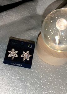 Sparkling Flower Stud Earrings 🌸✨