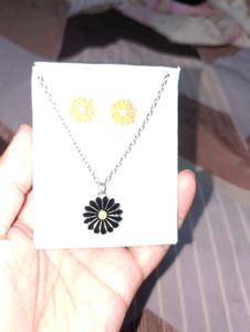 Daisy Necklace and Earrings Set