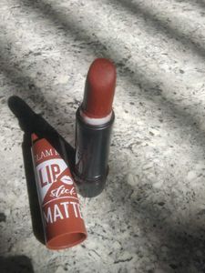 one blush and lipstick with breslet