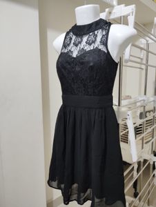 Size xs-Chic Black Lace Mini Dress