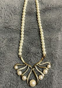 Elegant Pearl and Crystal Necklace