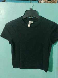 H&M Divided Black Cropped Tee