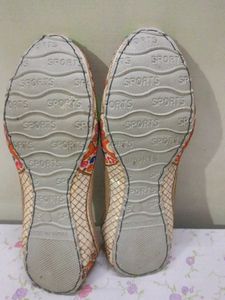 Women Paisley Print Juttis
