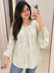 Flowy Floral Bell Sleeve Top 26"-30" Size Small