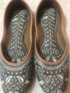 Embroidered Ethnic Juttis