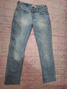 Light Wash Levi's Jeans