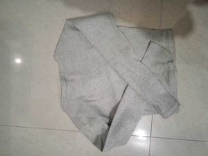 Greyish off-white ripped lines full sleeves crop t