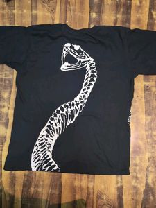 Cool Black T-Shirt with Skull Graphic