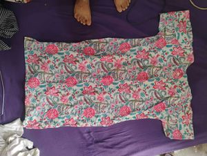 Floral Print Kurta और पायजामे भी है