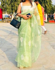 Elegant Green Saree with Paisley Motifs