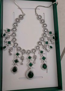 Stunning Emerald and Diamond Necklace Set
