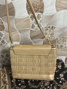 Gold Woven Crossbody Bag thoda damage hai photos m