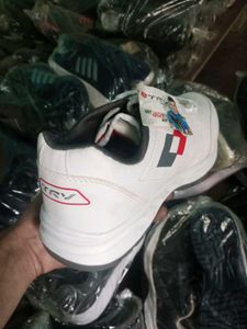 NEW NO USED SPORTS SHOES FOR MEN.