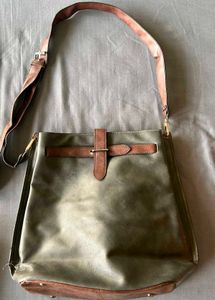 Chic Crossbody Bag with Buckle Detail
