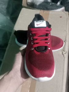 NEW NO USED SPORTS SHOES FOR MAN.