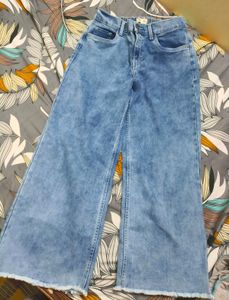 Classic Denim Jeans - Stylish and Comfortable Fit
